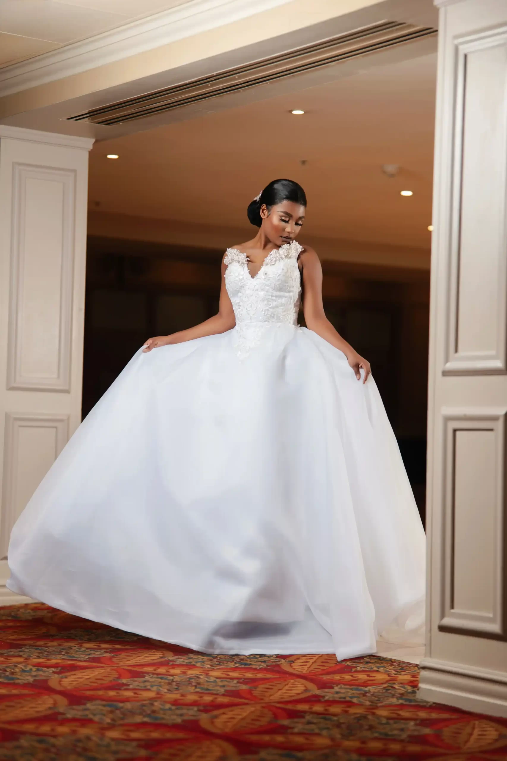 Sleeveless wedding dress - Image 5