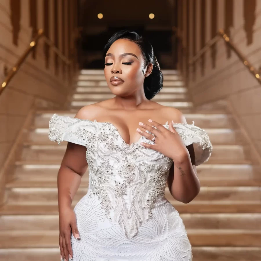 Sleeveless wedding dress Lace