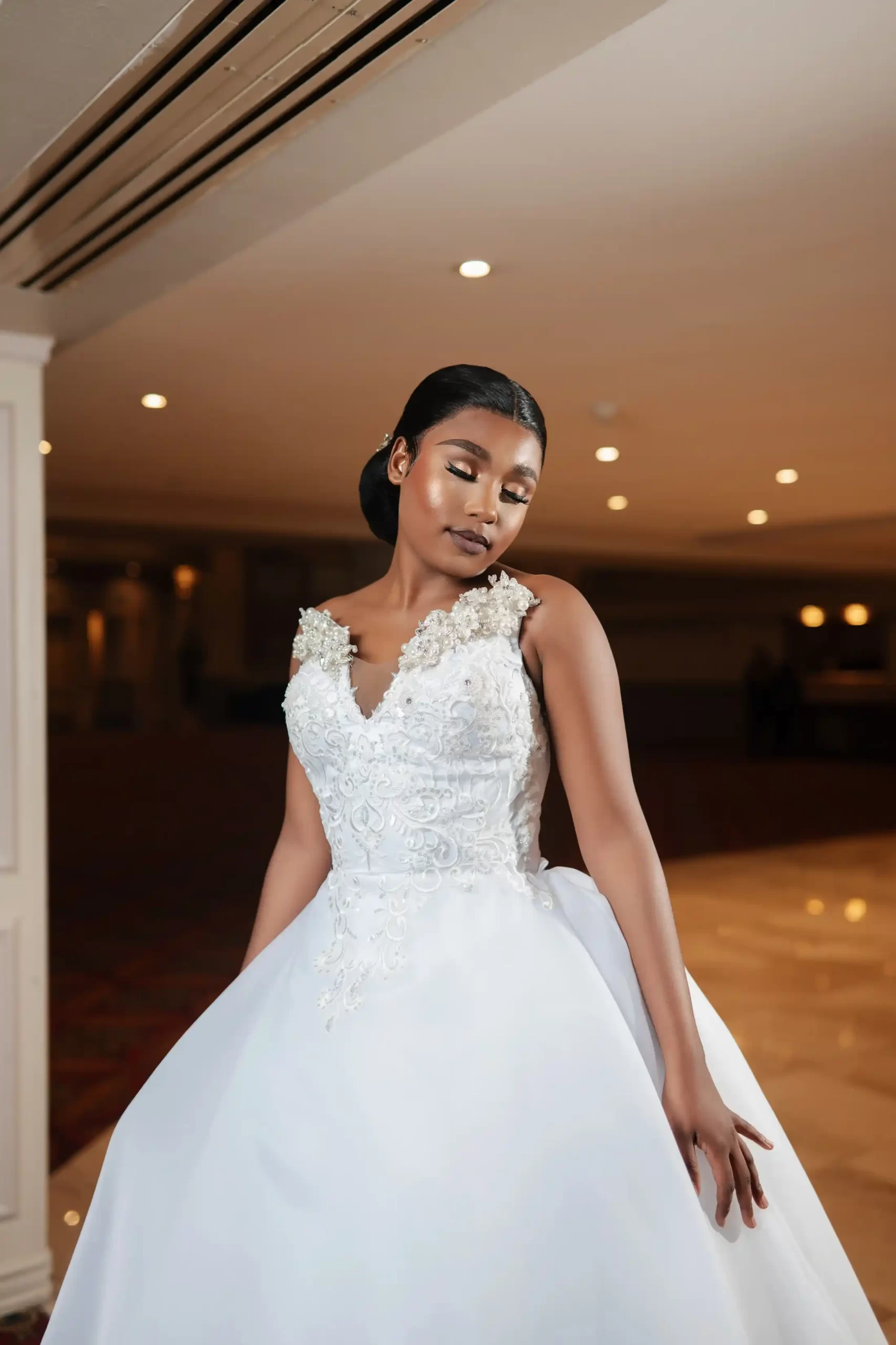 Sleeveless wedding dress - Image 2